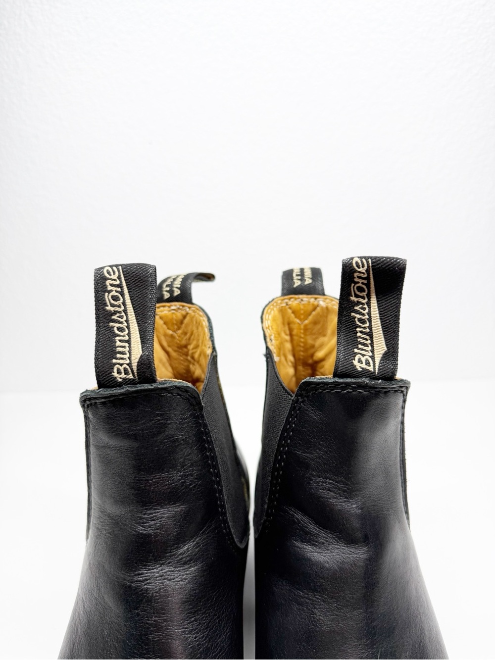 Blundstone Leather Heeled Chelsea Ankle Boots - Picture 3 of 11